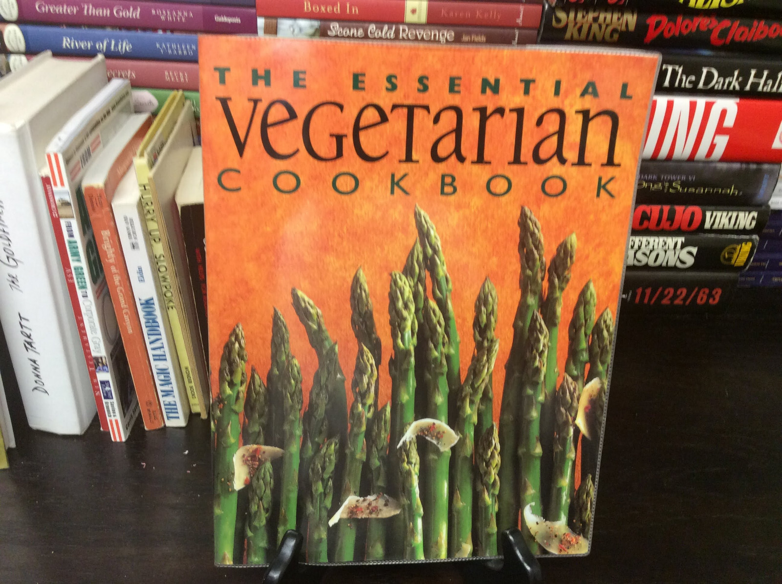 The Essential Vegetarian Cookbook by Whitecap Books Staff ( 2007 Paperback) VG